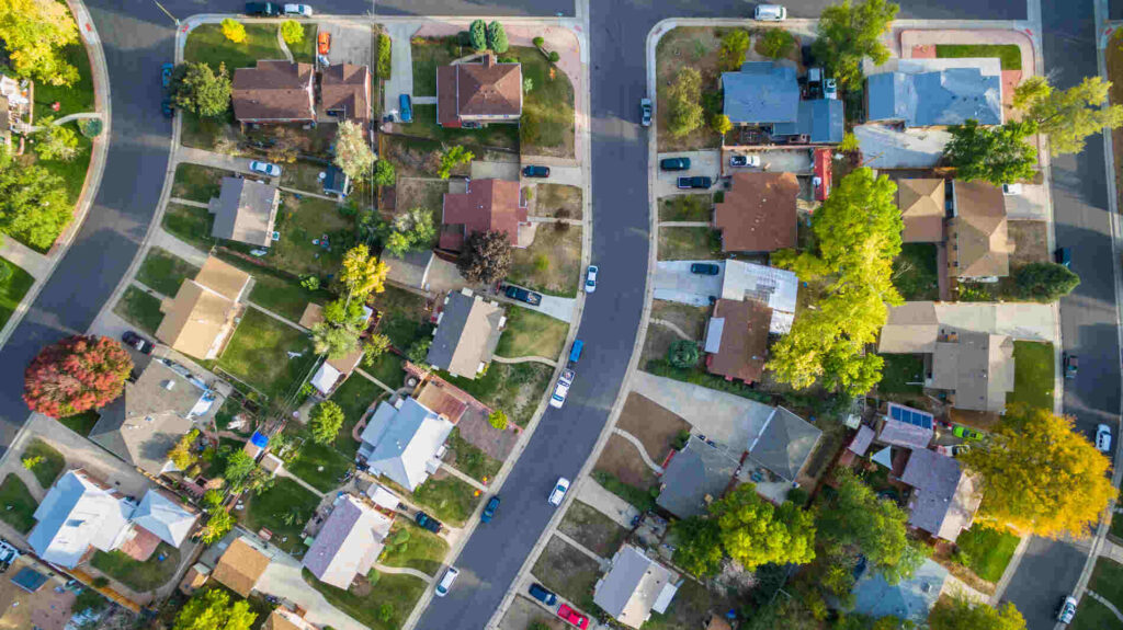 Infographic showing the main factors of location-based home insurance, including natural disaster risk, insurance rates by ZIP code, and crime rates.